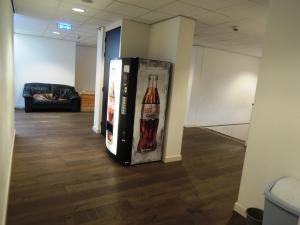 a soda machine is sitting in the middle of a room at 3BE Backpackers Bed & Breakfast Eindhoven in Eindhoven