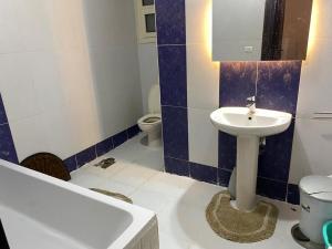 uma casa de banho com um lavatório e um WC em Heliopolis Residence Shrouk city Cairo em Madīnat ash Shurūq