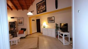El Patio del Aromo في بويرتو مادرين: غرفة معيشة بها أريكة وتلفزيون
