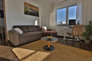 ein Wohnzimmer mit einem Sofa und einem Tisch in der Unterkunft Ferienwohnung-Weinstadt in Weinstadt