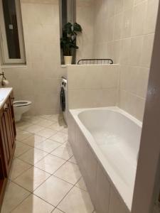 Kúpeľňa v ubytovaní Jungle Story Apartment by Millenaris Park with Free Parking