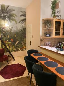 Kuchyňa alebo kuchynka v ubytovaní Jungle Story Apartment by Millenaris Park with Free Parking + 21 fotografií