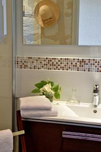 Hôtel Le Plantagenet في شينون: حوض حمام مع قبعة فوقه