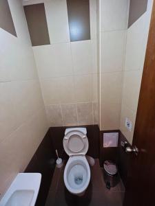 Baño pequeño con aseo y lavamanos en Апартаменти Замъците en Pamporovo