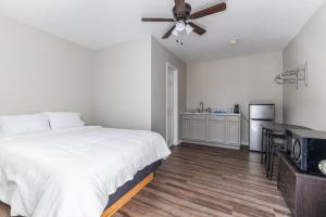 a bedroom with a bed and a ceiling fan at Mandalay in Branson