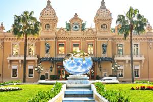 Ogród w obiekcie Mari stunning apartment next to Monaco with a sea view terrace