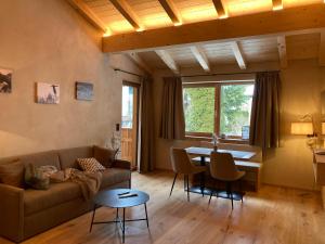 een woonkamer met een bank en een tafel bij Die Holzgauerin in Holzgau