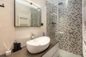 een badkamer met een wastafel en een glazen douche bij Apartman Drago 4* - 2 minutes from the town centre in Split +14 foto's