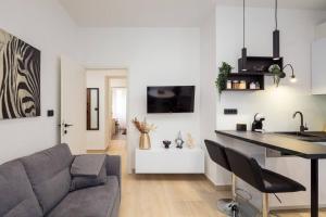 een woonkamer en keuken met een bank en een tafel bij Apartman Drago 4* - 2 minutes from the town centre in Split