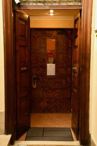 ローマにあるホテル アナカプリの看板が付いた廊下への開口ドア