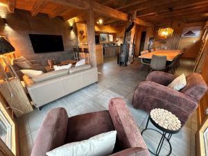 an overhead view of a living room with couches and a table at Chalet des Cîmes, chaleureux avec jacuzzi et sauna in Gérardmer