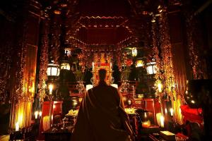 Un homme se tient debout dans une pièce éclairée dans l'établissement 高野山 宿坊 西禅院 -Koyasan Shukubo Saizenin-, à Koyasan