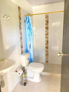 ein Bad mit einem WC und einem Waschbecken in der Unterkunft Villa Linda in Doradal