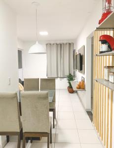 - une cuisine et une salle à manger avec une table et des chaises dans l'établissement Casa Iva - Condomínio Fechado, à Marechal Deodoro