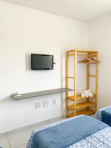 マレシャウ・デオドーロにあるCasa Iva - Condomínio Fechadoのベッドルーム1室(ベッド1台、壁掛けテレビ付)