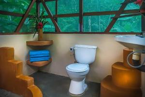 a bathroom with a toilet and a sink at Casa Aire Libre in Puerto Jiménez