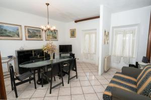 a living room with a table and a couch at Casa Lago e Camino in Capodimonte