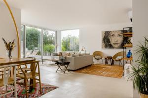 Ruang duduk di Villa Laranjeiras with heatable pool, Comporta
