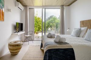 Televisyen dan/atau pusat hiburan di Villa Laranjeiras with heatable pool, Comporta