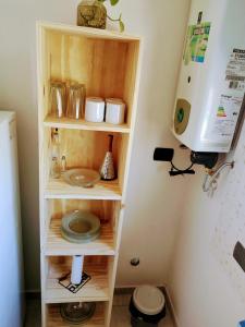 eine Küche mit einem Regal mit Geschirr darauf in der Unterkunft Mercedes Departamentos in Villa Mercedes