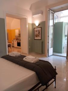 Кровать или кровати в номере Santa Chiara Home Spaccanapoli