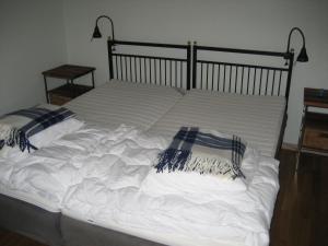 Postel nebo postele na pokoji v ubytování Gårdsboende