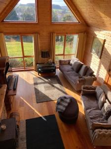 una vista aérea de una sala de estar en una casa en Fern Lodge. Drumcoura Lake Resort, en Ballinamore