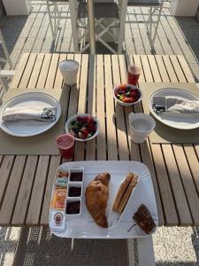 una mesa con un plato de comida y fruta. en Ca' de Tobia, en Noli