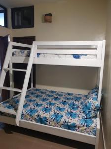 a bunk bed with a blue and white at Bel appartement au centre ville de calavi BENIN in Abomey-Calavi