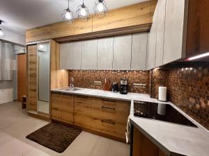 Kuchyňa alebo kuchynka v ubytovaní Apartament Wilcza Jama z kominkiem - Viva pod Giewontem Apartamenty