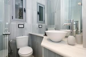 A bathroom at Psyris Marble Loft !