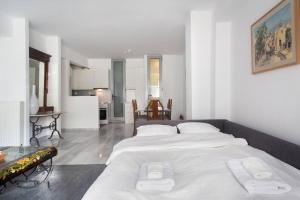 A bed or beds in a room at Psyris Marble Loft !