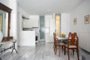 A kitchen or kitchenette at Psyris Marble Loft !