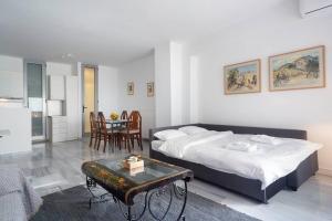 A kitchen or kitchenette at Psyris Marble Loft !