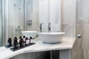 A bathroom at Psyris Marble Loft !