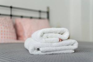 A bed or beds in a room at Psyris Marble Loft !
