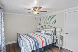 a bedroom with a bed and a ceiling fan at RANDALL LAKE RETREAT-LIMIT 7 villa 