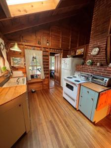 eine Küche mit einem Herd und einem Kühlschrank in der Unterkunft INGALL'S NOOK LIMIT 8 cabin in Bridgton