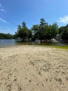 Ein Strand an oder in der Nähe des Ferienhauses