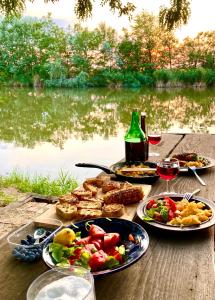 Hacienda Verde في زينتيس: طاولة مع أطباق من الطعام وزجاجة من النبيذ