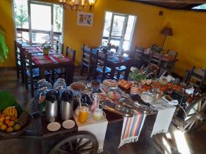 une salle à manger avec une table remplie de nourriture dans l'établissement Pousada Janela do Céu, à Conceição da Ibitipoca