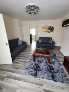 A seating area at Spacious 3-bedroom home in Birmingham with driveway parking