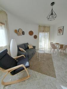 sala de estar con sofá y mesa en Apartamentos Roja Sol, en Albufeira