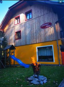 ein Gebäude mit einem Spielplatz mit Kamin und Rutsche in der Unterkunft Ferienhaus Aloisia in Sankt Michael im Lungau