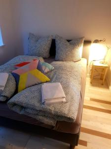 1 dormitorio con 1 cama con toallas en Ferienwohnung am Schloss Colditz en Colditz