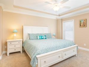 - une chambre avec un lit et un ventilateur de plafond dans l'établissement Silver Seas 203, à Tybee Island