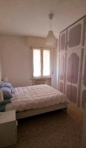 Carachouse-Parma في بارما: غرفة نوم بسرير كبير ونافذة