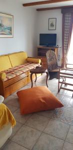 ein Wohnzimmer mit einem Sofa und einem Tisch in der Unterkunft Margherita's holidays home in Agios Spiridon Fokidas