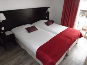 Postel nebo postele na pokoji v ubytování Hôtel Comté de Nice