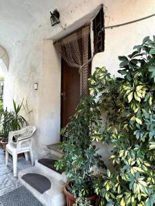un porche de una casa con una silla y plantas en Casa Felice, en Cercola